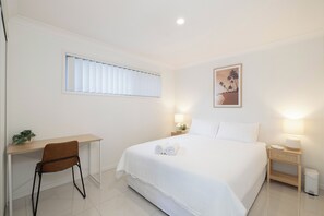 Desk, laptop workspace, iron/ironing board, free WiFi - Smart Suites Self Check-in Apartments - 16 Darnley (Rocklea)