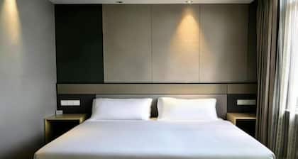 Baotai Business Hotel (Shanghai Wusong International Cruise Terminal Songbin Road Subway Station)
