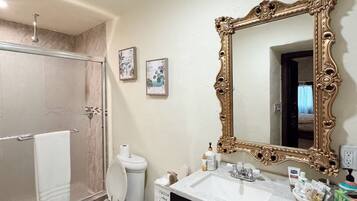 Douche, serviettes fournies, savon, papier toilette