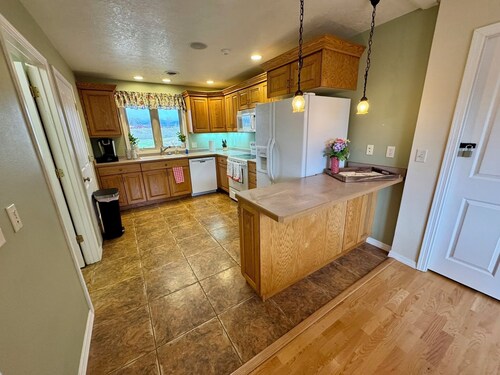 Luxurious Walkout Basement, 2 Suites, Kitchen & Scenic Views in Stevensville MT