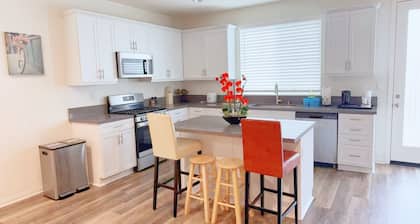 Spacious 4-bedroom house with WiFi, AC in peaceful neighborhood, Free Parking