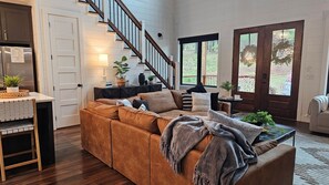 Älytelevisio, takka, pöytäjalkapallopöytä, kirjoja