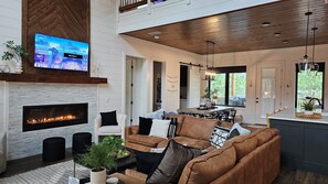 Smart TV, lareira, pebolim, livros