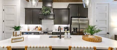 冰箱、微波炉、烤箱、炉灶