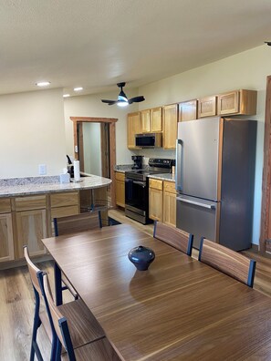 Microwave, oven, stovetop - Charming 2-bedroom house with WiFi and AC in Warsaw close to launch ramps (Warsaw)