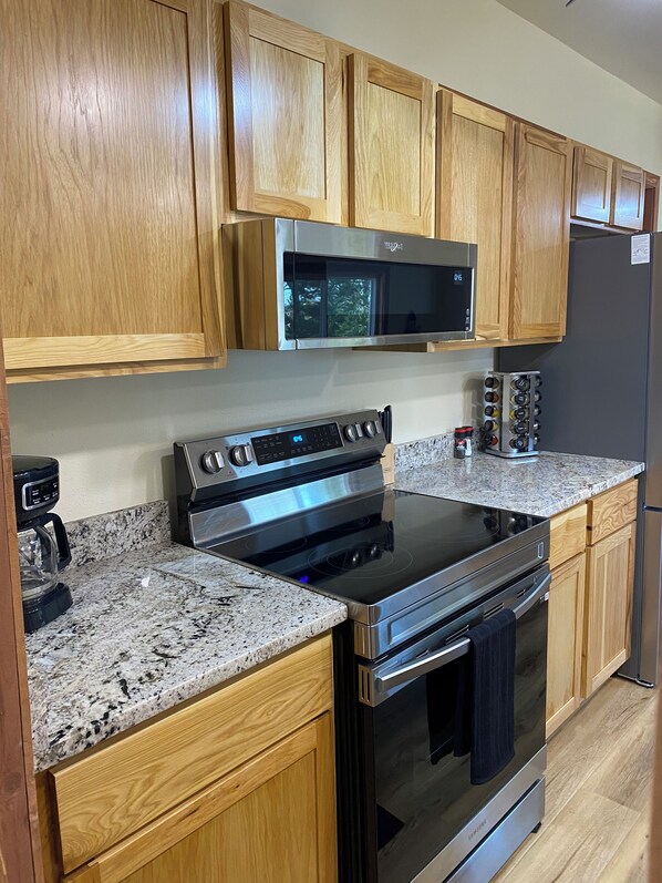 Microwave, oven, stovetop - Charming 2-bedroom house with WiFi and AC in Warsaw close to launch ramps (Warsaw)