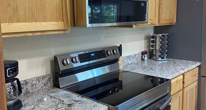 Charming 2-bedroom house with WiFi and AC in Warsaw close to launch ramps