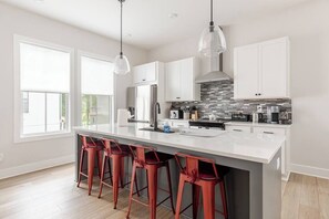 Microonde, forno, piano cottura, lavastoviglie