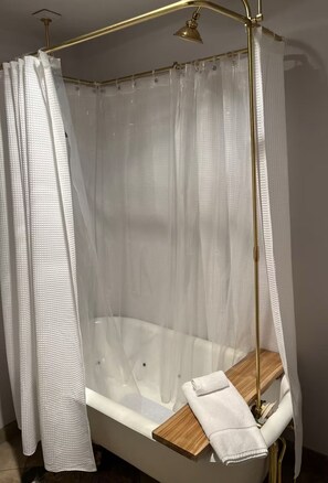 Secadora de cabello, toallas, jabón, shampoo 