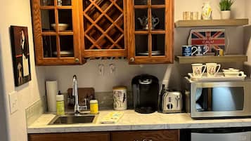 Frigorifero, microonde, macchina per tè/caffè, bollitore elettrico