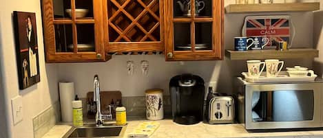 Frigorífico, microondas, cafetera o tetera y hervidor eléctrico