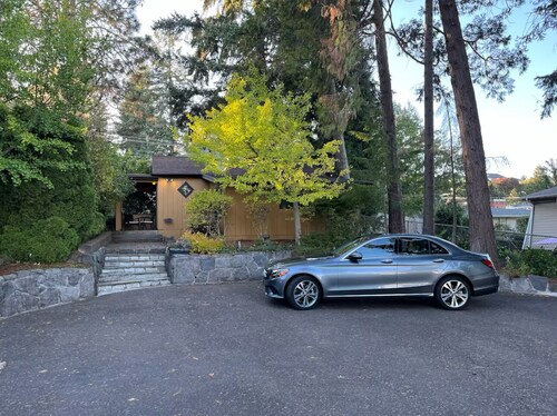 Private Guesthouse with parking in front 
   Queen bed close to wine tasting