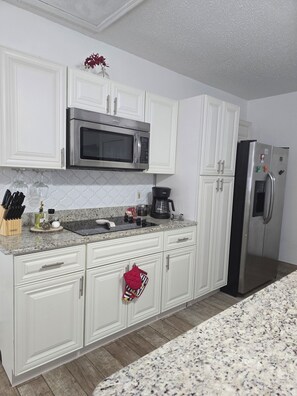 Réfrigérateur, micro-ondes, four, plaque de cuisson