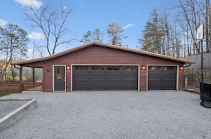 Exterior - NEW! 10 Min To Dollywood! 3BR Cabin~Huge Gameroom, Hot Tub & Fire Pit-One Level (Pigeon Forge)