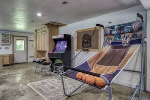 Games room - NEW! 10 Min To Dollywood! 3BR Cabin~Huge Gameroom, Hot Tub & Fire Pit-One Level (Pigeon Forge)