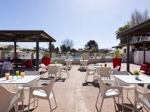 Outdoor dining - Sowell Résidence Les Lauriers Roses by Interhome (Cap d'Agde)