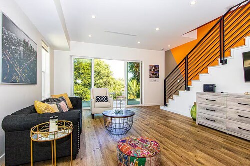 Modern Villa in West Hills