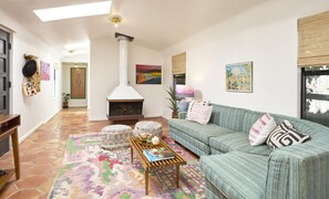 Smart TV, fireplace, stereo - La Dea Santa Fe - Entire 6 Suite Compound (Santa Fe)