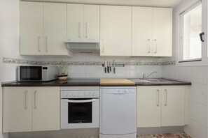 冷蔵庫、電子レンジ、オーブン、コンロ