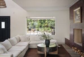 TV connectée, cheminée, chaîne hi-fi