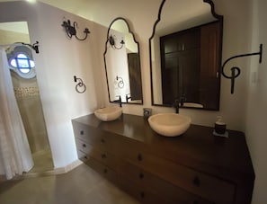 Douche, séchoir à cheveux, serviettes fournies, savon