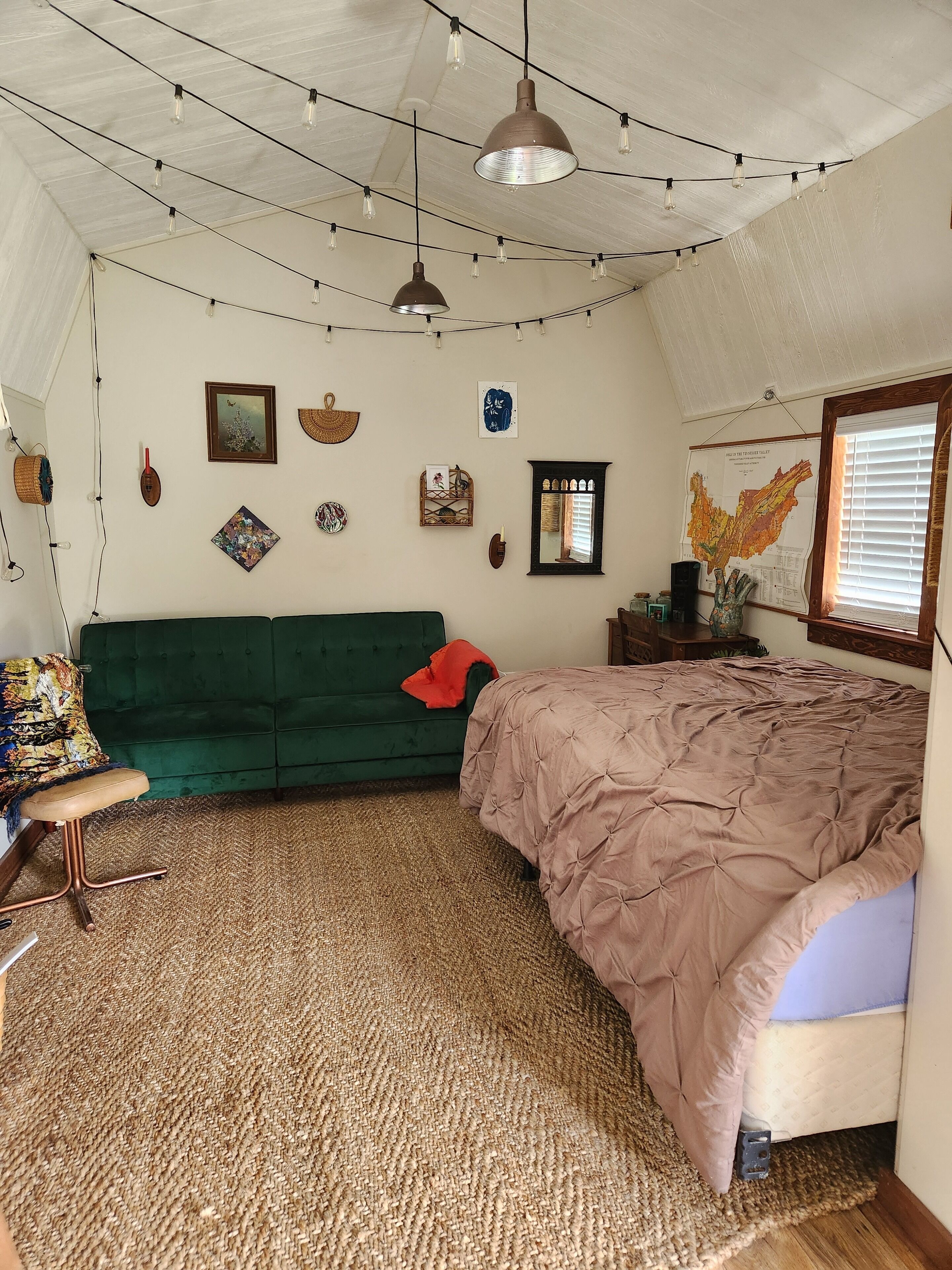 1 slaapkamer, een bureau, beddengoed