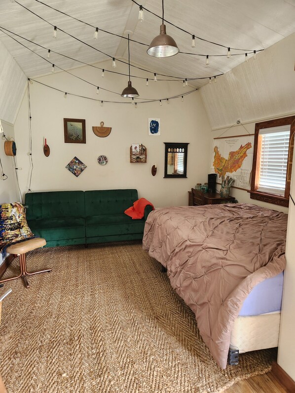 1 غرفة نوم ومكتب وملاءات أسرّة