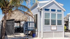 A small, single-story building with a sign reading "Life In Paradise 6-15". - Little Piece of Paradise /w Kayaks, Private Dock and BBQ (Key Largo)