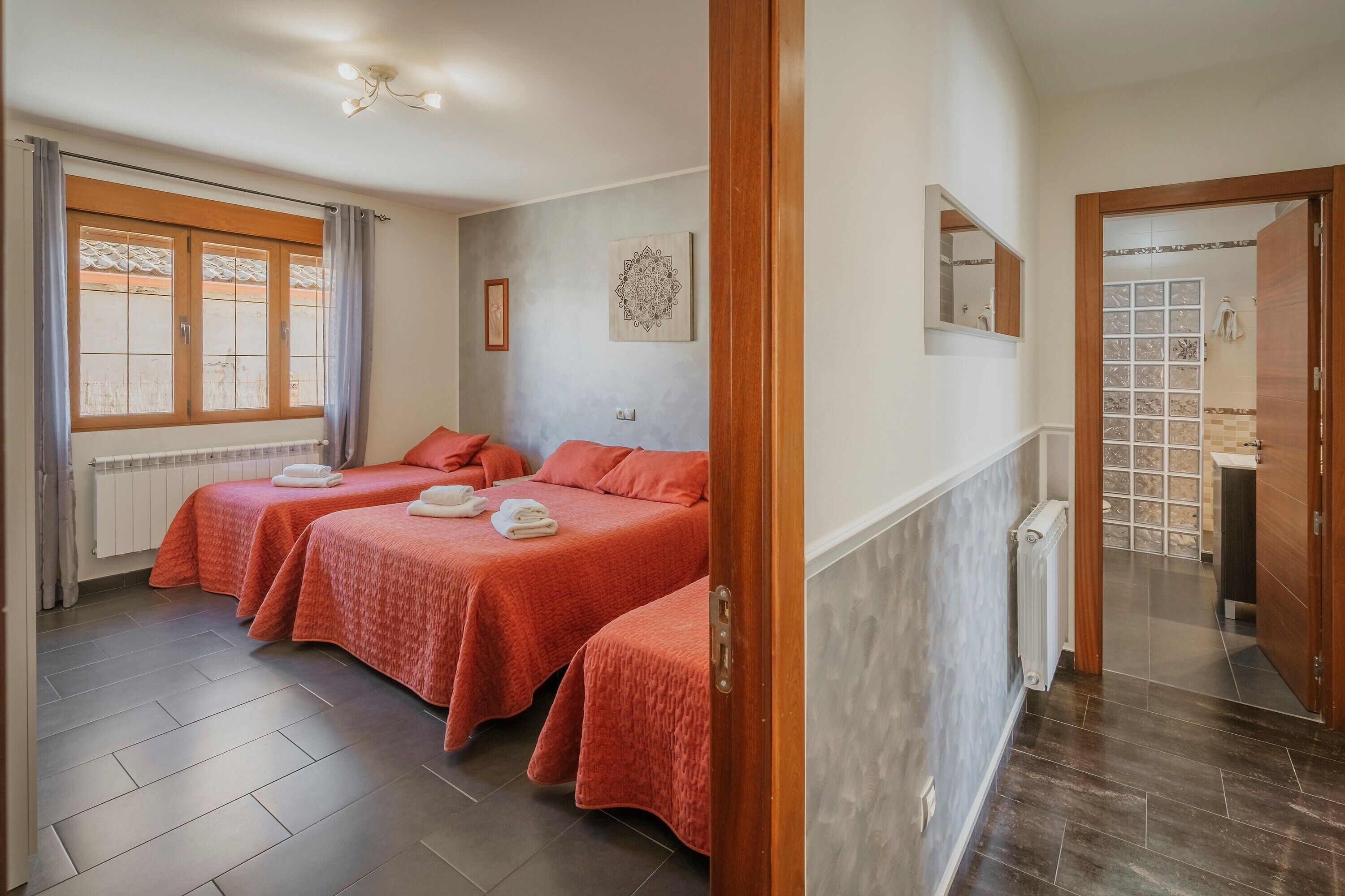 4 bedrooms, iron/ironing board, free WiFi, bed sheets