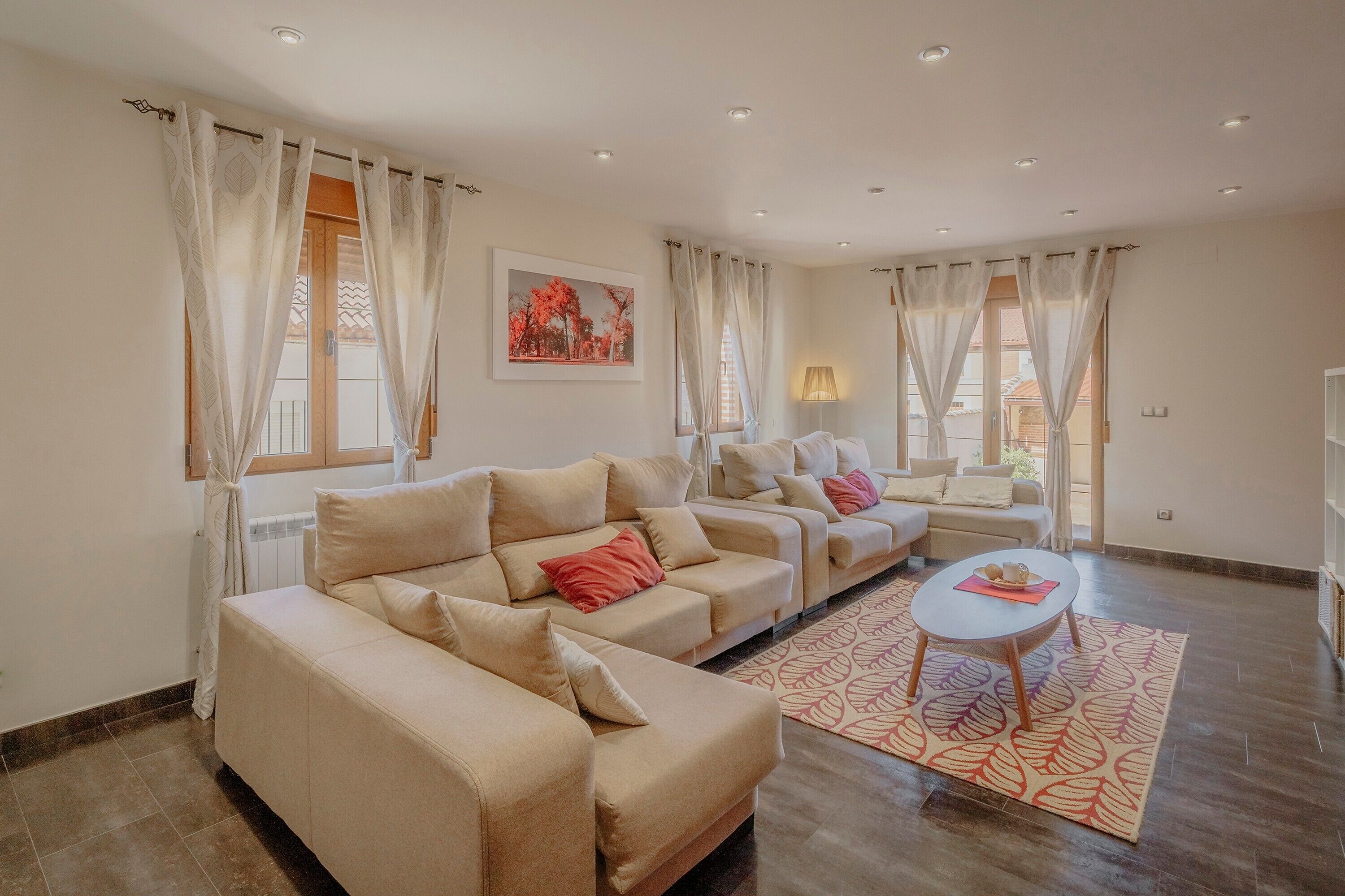 Televisión y chimenea 