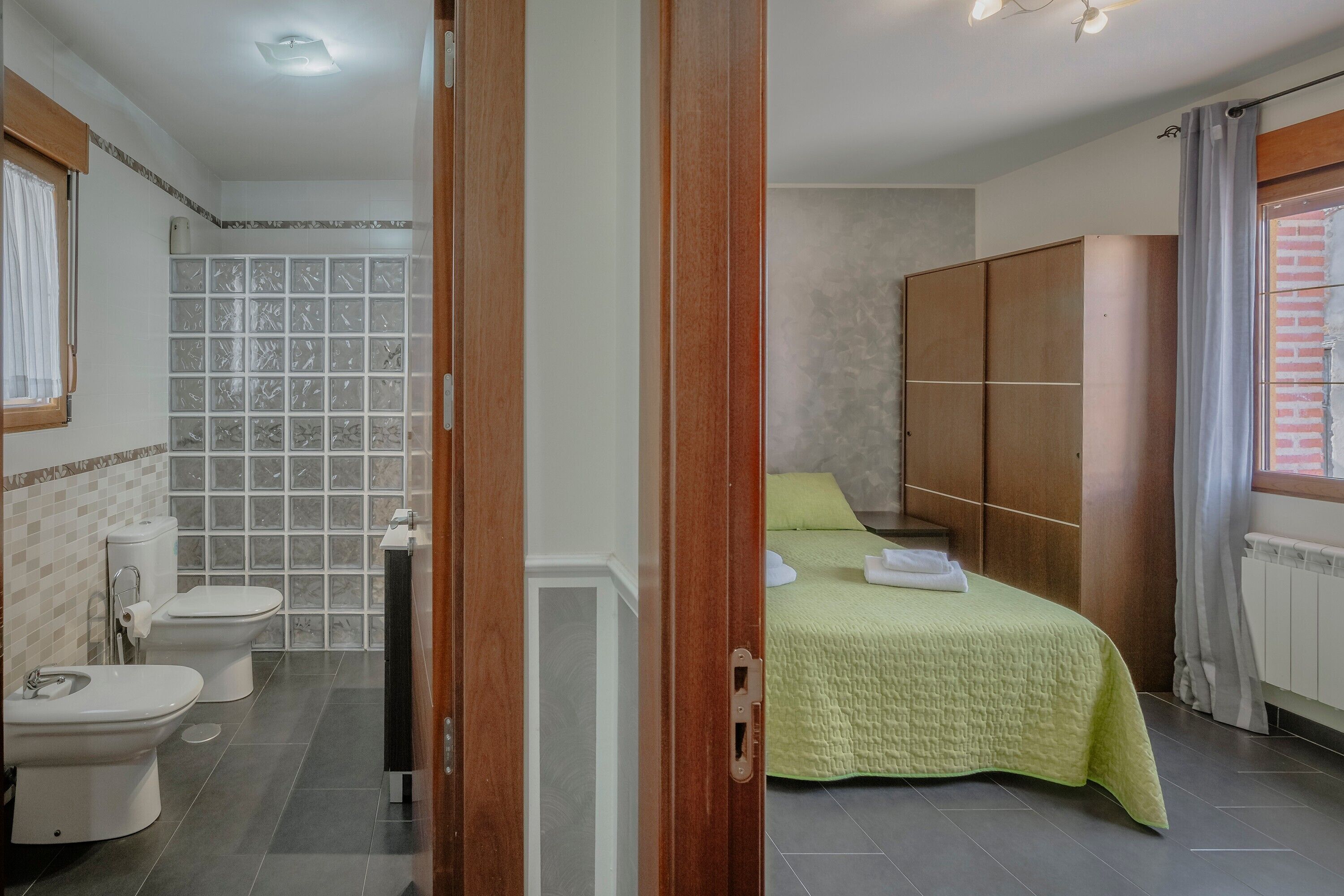 Un baño con inodoro, bidé y lavabo.