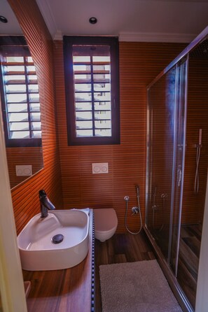 Jetted bath, hair dryer, towels, soap
