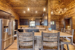 Fridge, microwave, oven, stovetop - Get away and relax at Elk Ridge, a modern lodge in the mountains of Ruidoso. (Ruidoso)