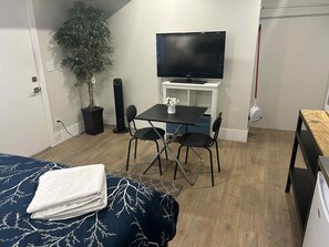 1 bedroom, iron/ironing board, free WiFi, bed sheets - Spacious One Bedroom Suite Right in Downtown Maple Ridge! (Maple Ridge)