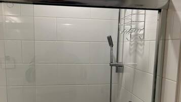 Ducha, secador de pelo, toallas, jabón