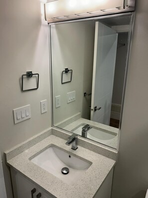 Douche, séchoir à cheveux, serviettes fournies, savon