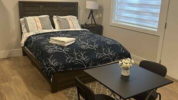 1 dormitorio, tabla de planchar con plancha, wifi gratis y ropa de cama