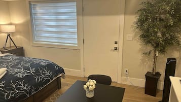1 habitación, tabla de planchar con plancha, wifi gratis y ropa de cama