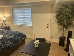 1 slaapkamer, een strijkplank/strijkijzer, gratis wifi, beddengoed