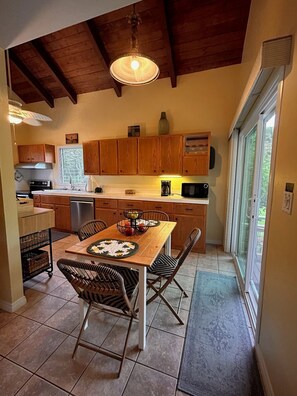 Dining - Kauai Birdsong at Poipu Crater! Spacious and private 2/2 minutes from the beach. (Koloa)