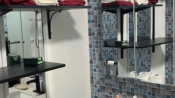 吹风机、毛巾、肥皂、洗发水