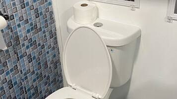 Sèche-cheveux, serviettes fournies, savon, shampoing