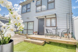 Outdoor dining - Ellerslie Modern 2BR-15 Min to CBD/No Cleaning fee (Auckland)