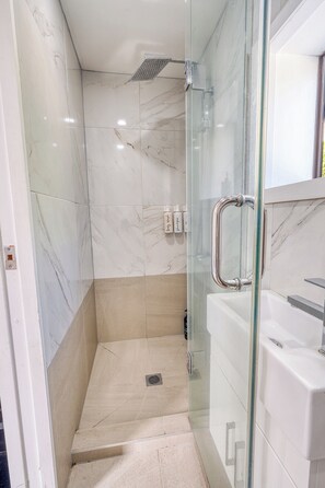 Shower, hair dryer, towels, soap - Ellerslie Modern 2BR-15 Min to CBD/No Cleaning fee (Auckland)