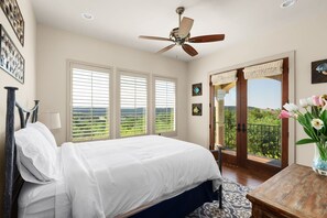 4 bedrooms, desk, iron/ironing board, travel crib - Vista Sol Villa | Lake Days + Pool Nights (Leander)