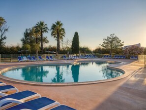 A heated pool - Sowell Résidence Les Sablons by Interhome (Le Grau du Roi)