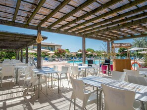 Outdoor dining - Sowell Résidence Les Sablons by Interhome (Le Grau du Roi)