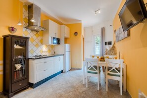 Fridge, oven, dishwasher, coffee/tea maker