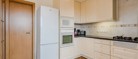 Fridge, oven, dishwasher, coffee/tea maker