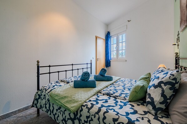 2 chambres, fer et planche à repasser, Wi-Fi gratuit, draps fournis